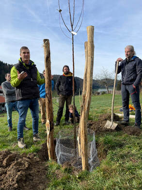Bei der Pflanzvorführung erklärte Bernd Brunner den neuen Obstbaumbesitzer*innen, was bei der Pflanzung zu beachten ist (© by Matthias Dünser)